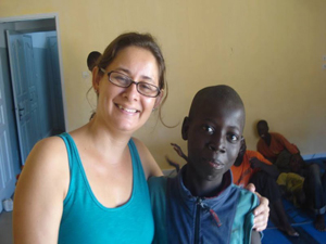 Hosana e um dos meninos da Casa que trabalhamos
