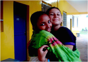 Gabriela e sua amiga Danielle, na escola