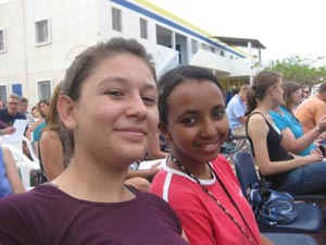 Gabriela e Danielle na escola.