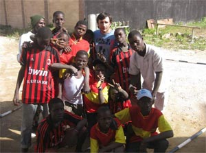 Hosana e um dos meninos da Casa que trabalhamos