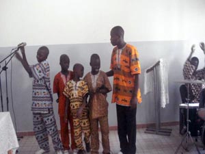 Meninos que moram no projeto, Mamadou Mouhamed, Omar, Ousseynou e Demba. Apresentao na igreja