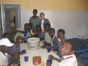Hosana e alguns meninos no Projeto.