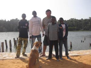 Dovani e os meninos que moram na casa.